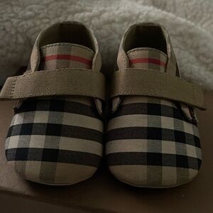 INFANT BURBERRY NEWBORN BOOTS